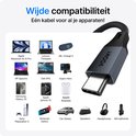 Vaste opstelling toont diverse apparaten, waaronder laptops, telefoons en consoles, die compatibel zijn met de Voomy USB-C kabel.