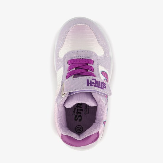 Bovenkant van lichtpaarse sneakers met Stitch en Angel print. Paarse veters en klittenbandsluiting.