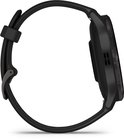 Zijprofiel van een zwarte Garmin smartwatch met een zwart bandje.