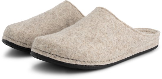 Een paar lichtbruine wollen pantoffels met zwarte zolen.
