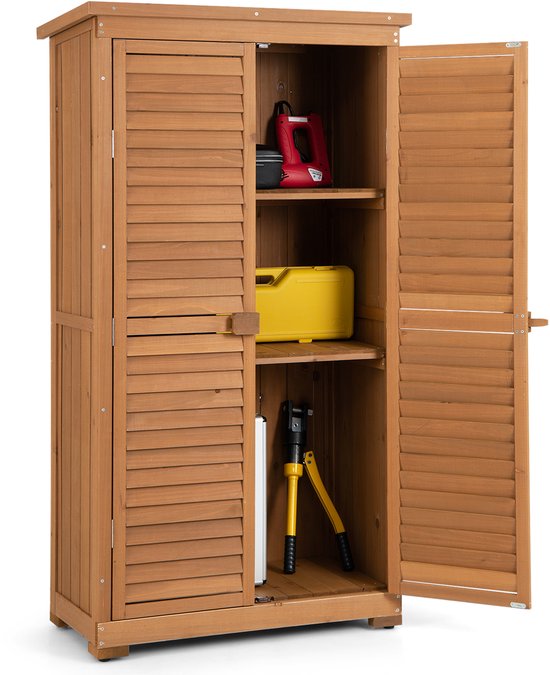 Houten tuinkast met open deuren, met gereedschap en opbergkoffers op de planken.