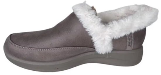 Grijze suède slipper met crème imitatiebont, tekst op de zijkant.