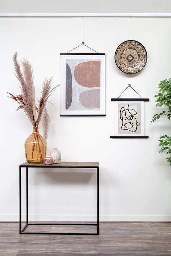 Salon moderne avec deux affiches aux formes abstraites au mur.