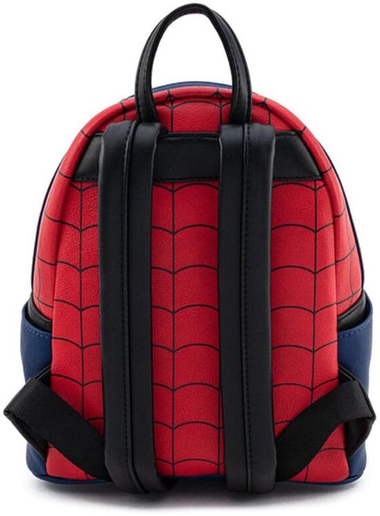 Achterkant van rode rugzak met Spidey-webdesign en blauwe zijkanten.