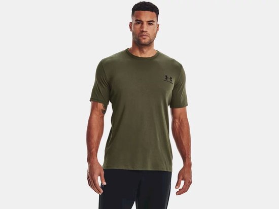 Man draagt een donkergroen Under Armour sportshirt met korte mouwen en logo op de borst.