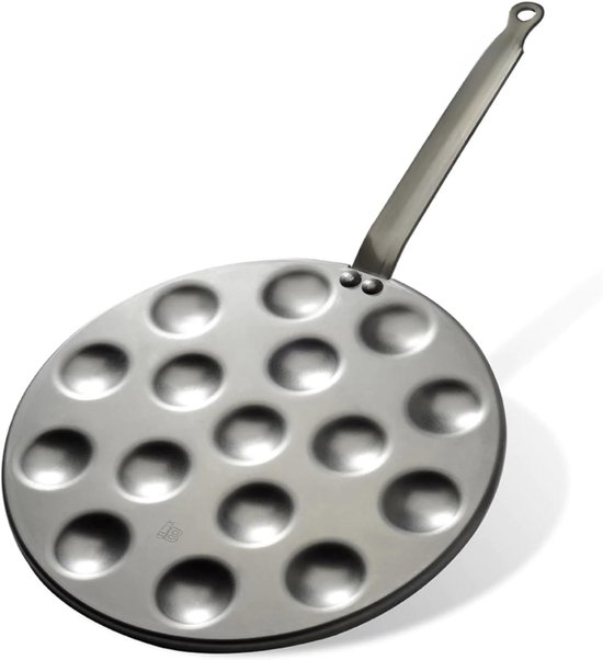 Een ronde poffertjespan met 19 ronde holtes en een lange steel, geïsoleerd op een witte achtergrond.