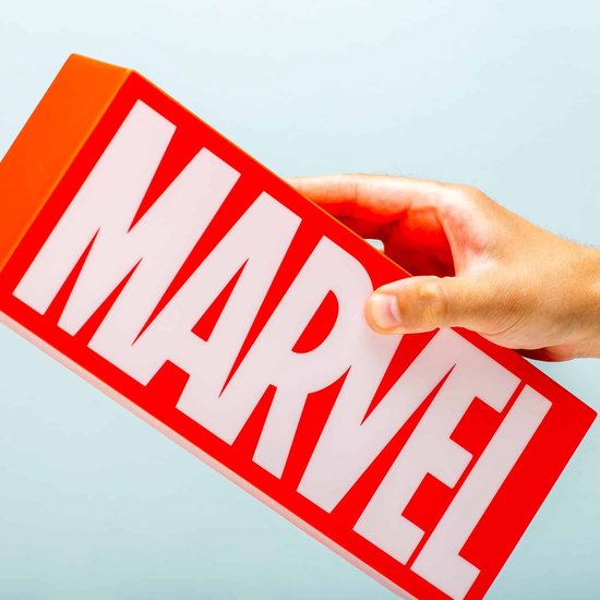 Hand die een rode MARVEL-lamp vasthoudt met witte letters.