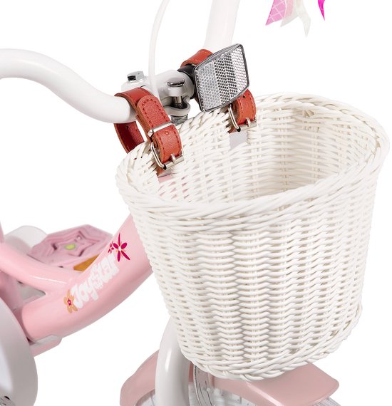 Roze fietsstuur met een wit mandje van gevlochten materiaal, bruine leren riempjes en een reflector.