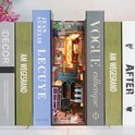 De boekensteun 'Island of Love' is geplaatst tussen verschillende boeken, met verlichting aan.
