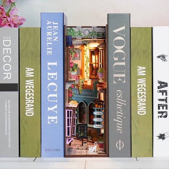 De boekensteun 'Island of Love' is geplaatst tussen verschillende boeken, met verlichting aan.