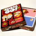 Doos van het kaartspel Sushi Go! met een rode voorkant met afbeeldingen van sushi en een open doos met speelkaarten.
