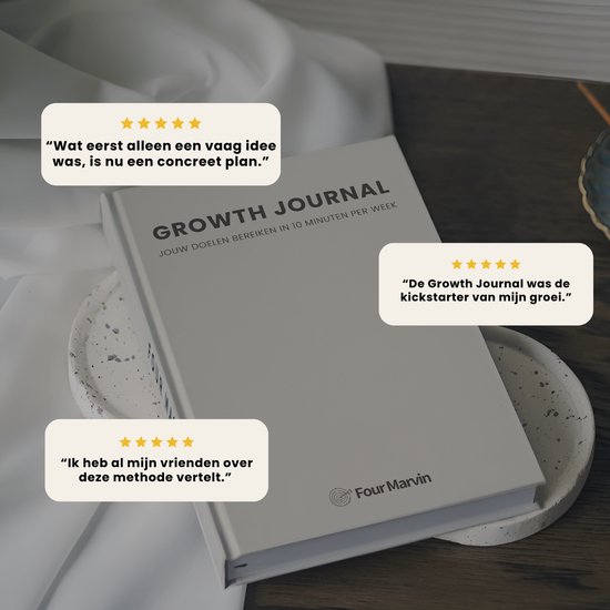 Crèmekleurig 'Growth Journal' op een decoratieve schijf.