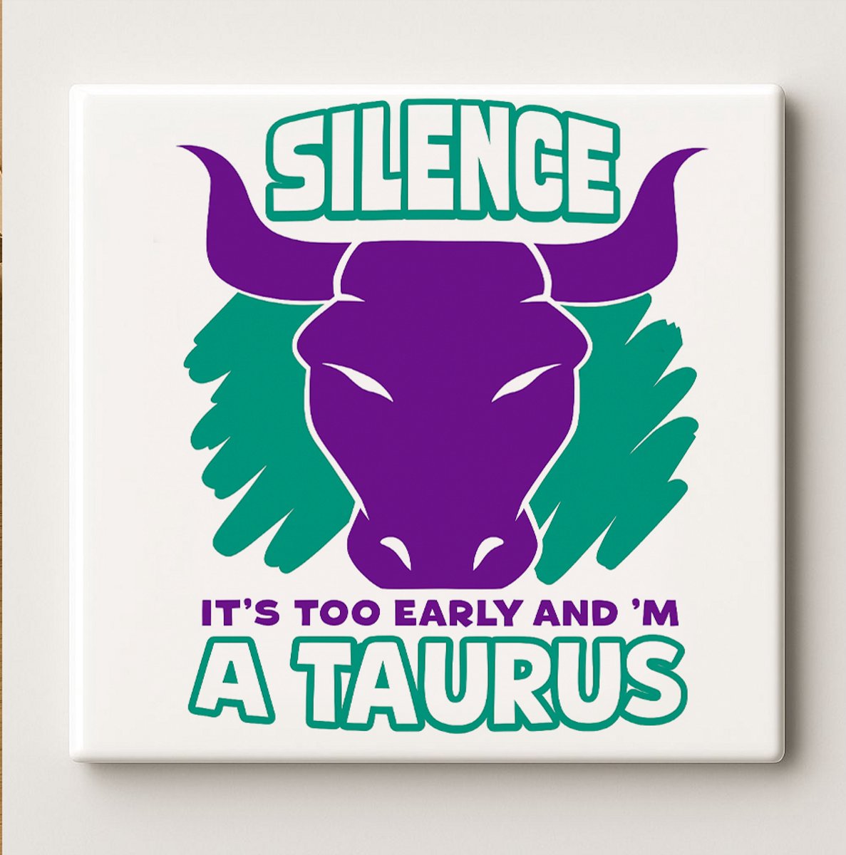 Silence It’s Too Early I’m a Taurus Tegel 15x15cm – Grappige Dierenriem Wanddecoratie, Per