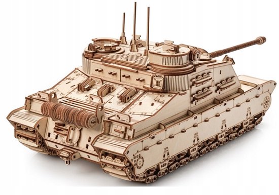 Houten model van een tank met rupsbanden, een lange loop en diverse koepels. Geen kleur, onbehandeld hout.