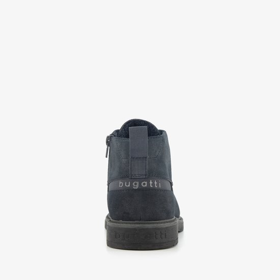 Achterkant van een donkerblauwe suède veterschoen met ritssluiting, 'bugatti' logo op de band en rubberen zool.