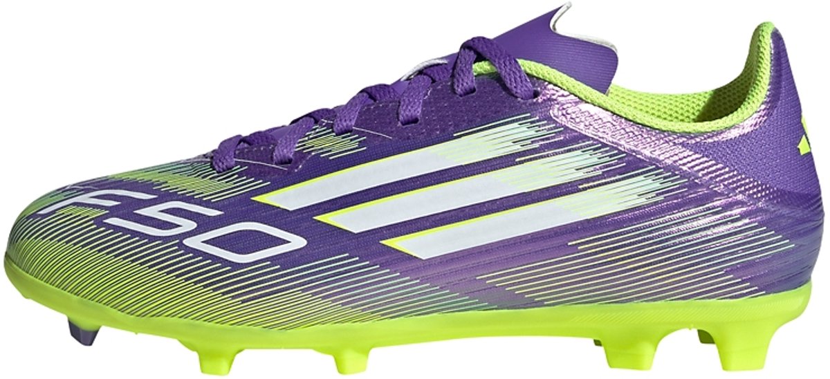 Paars adidas F50 League voetbalschoenen voor kinderen met opvallend Fiberskin-bovenwerk en groene details.