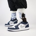 Witte sokken met "De Wanderer above the Sea of Fog" van Friedrich, met sneakers.