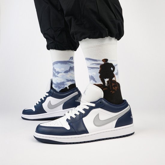 Witte sokken met "De Wanderer above the Sea of Fog" van Friedrich, met sneakers.