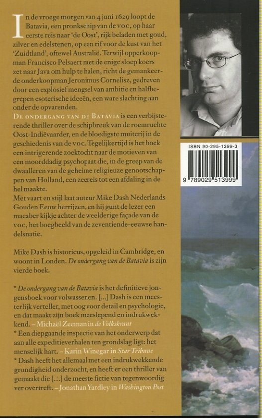 Achterkant van het boek 'De Ondergang van de Batavia' met tekst en een foto van een man met een bril.