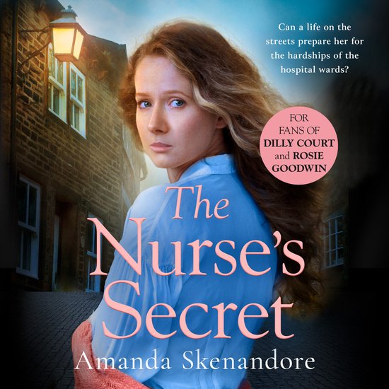 Boekomslag van 'The Nurse's Secret' met een blonde vrouw in blauwe blouse, achtergrond met straat en gaslamp.