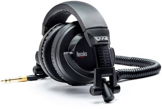 Zwarte DJ-koptelefoon met Hercules-logo, opgerolde kabel en 6,35mm adapter.