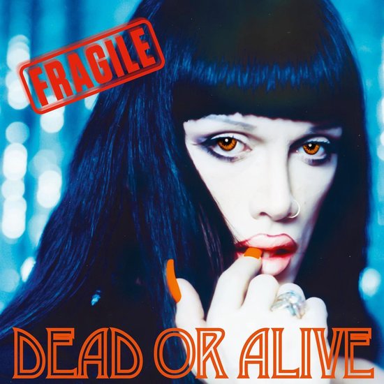 Close-up van Dead or Alive albumhoes met rode vinylplaten, 'FRAGILE' en tekst.