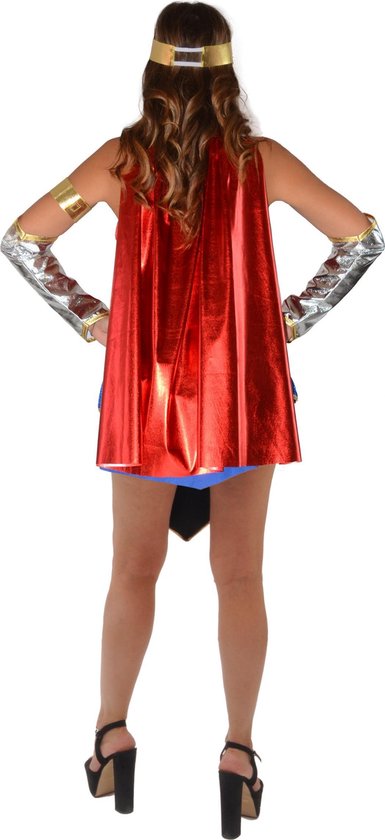 Achterkant van een vrouw in rood-blauw Wonder Woman kostuum met rode cape en zilveren handschoenen.