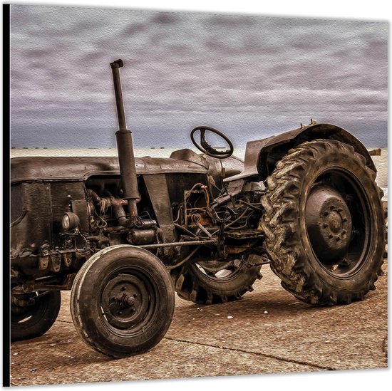 Dibond –Verroeste Tractor aan het Strand– 100x100 Foto op Aluminium (Met ophang)