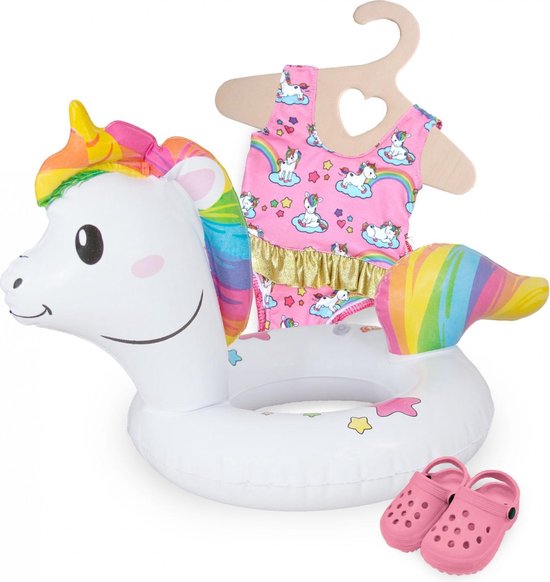 Eenhoorn zwemset met witte zwemband, regenboogaccenten, roze badpak met eenhoorns op hanger, en roze slippers.