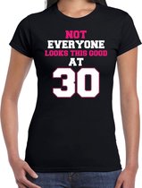 Not everyone looks this good at 30 cadeau t-shirt zwart voor dames - 30 jaar verjaardag kado shirt / outfit L