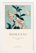 JUNIQE - Poster in houten lijst Hokusai – Trompet lelies -40x60 /Ivoor