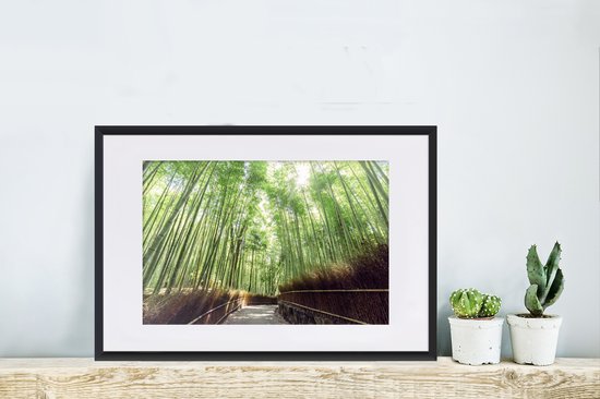 Photo dans cadre - Bambouseraie à Arashiyama Japon Cadre photo noir avec passe-partout blanc 60x40 cm - Affiche dans cadre (Décoration murale salon / chambre)