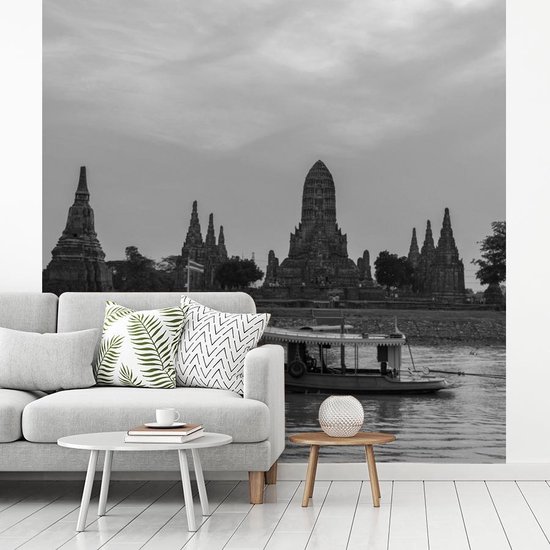 Papier peint Wat Papier peint photo - Remorqueur devant le temple Wat Chaiwatthanaram, Thaïlande - Zwart- Wit largeur 220 cm x hauteur 220 cm - Impression photo sur papier peint vinyl (disponible en 7 formats) - chambre/séjour/bureau