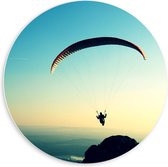 Forex Wandcirkel - Paragliden boven de Zee - 60x60cm Foto op Wandcirkel (met ophangsysteem)