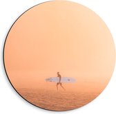 Dibond Wandcirkel - Surfer Lopend op het Strand - 40x40cm Foto op Aluminium Wandcirkel (met ophangsysteem)