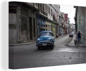 Canvas Schilderij Een uitzicht op het straatbeeld met een Cubaanse oldtimer - 30x20 cm - Wanddecoratie