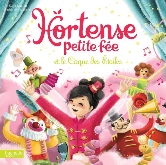Illustration de livre 'Hortense petite fée et le Cirque des Étoiles'. Une fille aux ailes de fée, en veste rose, est au centre, entourée d'artistes de cirque.