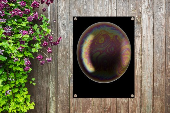 Tuinposter 60x80 cm - Tuindecoratie Zeepbel op zwarte achtergrond - Poster voor in de tuin - Buiten decoratie - Schutting tuinschilderij - Tuindoek muurdecoratie - Wanddecoratie balkondoek