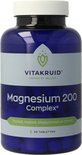 Blauwe pot met een wit deksel en een etiket met "Magnesium 200 Complex" en "Vitakruid".