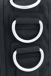 Close-up van vier zilverkleurige D-ringen aan een zwarte stoffen tas.