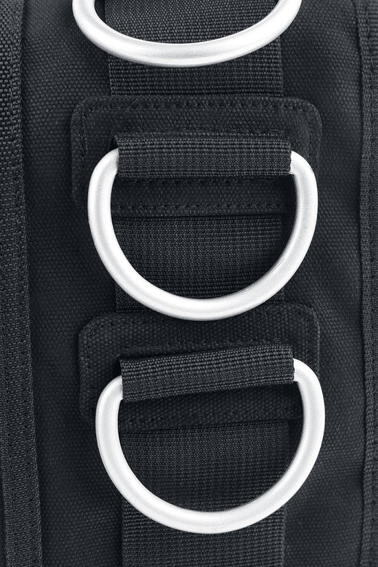 Close-up van vier zilverkleurige D-ringen aan een zwarte stoffen tas.