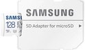 Witte Samsung SD-adapter voor microSD met een 128GB EVO Plus microSD-kaart ernaast.