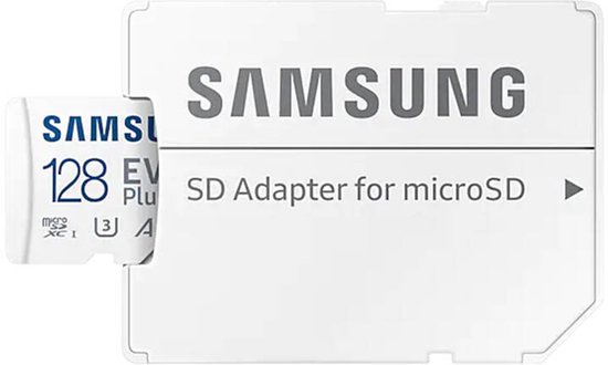 Witte Samsung SD-adapter voor microSD met een 128GB EVO Plus microSD-kaart ernaast.
