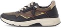 Zwarte sneaker met beige veters, beige en gouden accenten, en een beige zool.