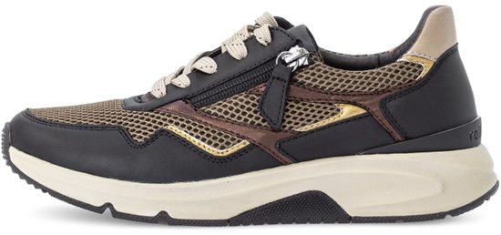 Zwarte sneaker met beige veters, beige en gouden accenten, en een beige zool.