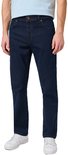 Vooraanzicht van een man in een lichtblauw T-shirt en een donkerblauwe regular fit Wrangler jeans.