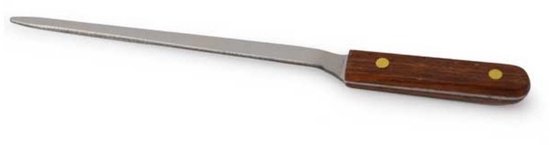Metalen briefopener met een roodbruin houten handvat, bevestigd met twee klinknagels, op een witte achtergrond.