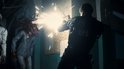 Agent met R.P.D.-uniform schiet op een zombie met wegspattende hersens.