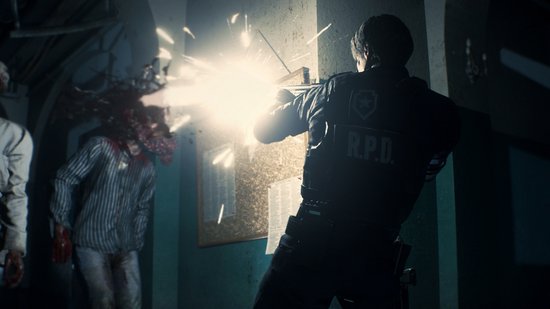 Agent met R.P.D.-uniform schiet op een zombie met wegspattende hersens.