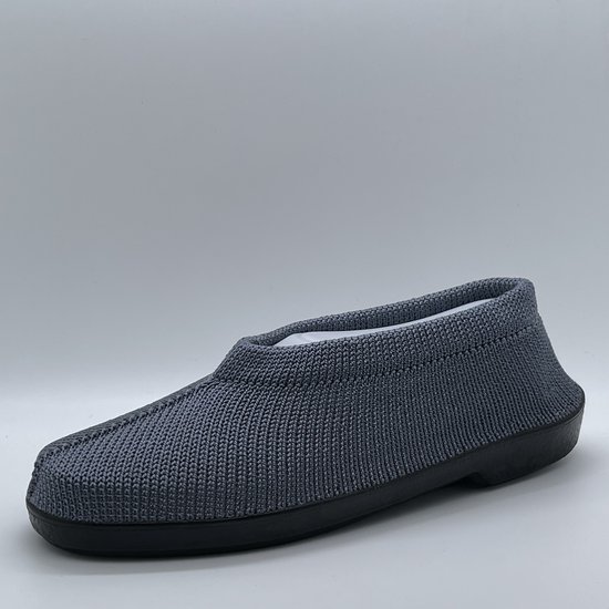 Chaussure portugaise grise en tricot avec semelle noire.
